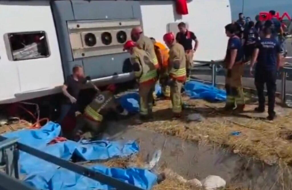 مقتل 11 شخصا وإصابة 26 آخرين في حادث اصطدام مروع بين حافلة سياحية وشاحنة غربي تركيا