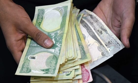 العراق يخطط للوصول بسعر صرف الدولار في السوق الموازية إلى 1550 دينارا