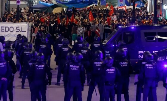 احتجاجات واسعة في الشوارع… وهذا هو السبب!