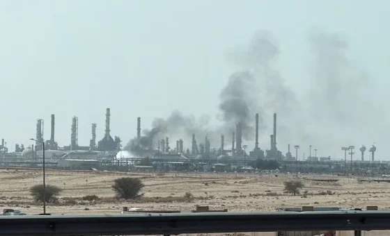 دخان ونيران بالقرب من منشأة لأرامكو في الرياض