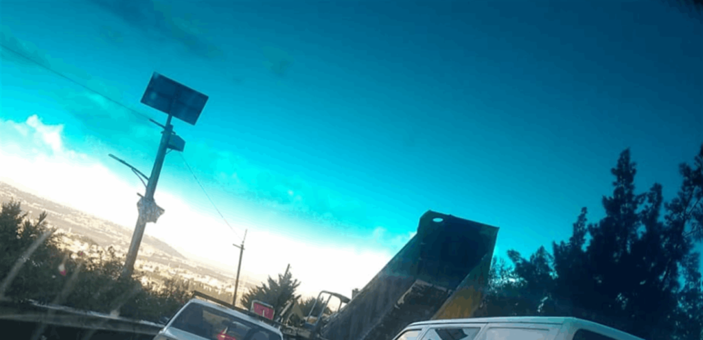 عدد من أصحاب الشاحنات يقطعون طريق عام الضنية احتجاجاً