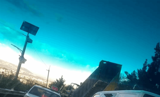 عدد من أصحاب الشاحنات يقطعون طريق عام الضنية احتجاجاً