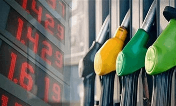 الشحنات تتدفق.. لماذا لا تنخفض أسعار البنزين مع تراجع النفط؟