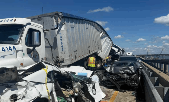 حادث تصادم بين 69 مركبة فوق جسر