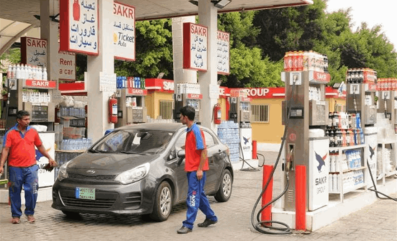 هذا ما يفعله لبنانيون لـ”توفير البنزين”.. مادة يضعونها في سياراتهم!