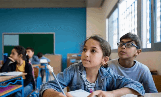دمج المدارس الرسمية: ميزانية الوزارة “ترتاح” وجيوب الأهالي “تنزف”