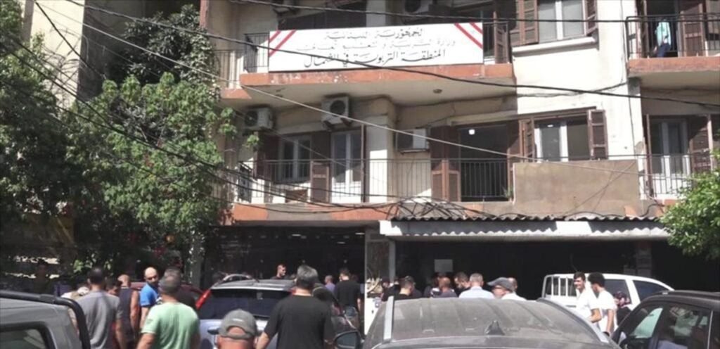 بعد خلعه باب دائرة التربية في طرابلس وشتم الموظفين.. سلّم نفسه