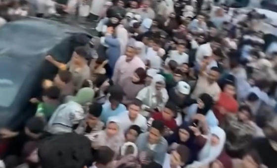 حادثة أثارت الجدل في ليبيا… تدافع بسبب “الشيبس”!