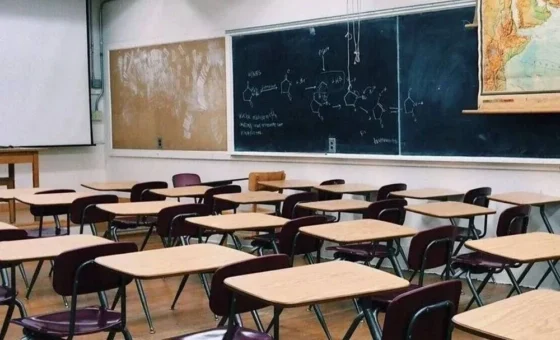 استبعاد 400 موجّه تربوي من الدوام المسائي يشعل تحركًا احتجاجيًا