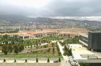 بالقرب من احدى الجامعات في لبنان.. العثور على جثة شخص داخل سيارته!