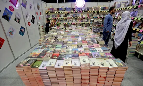معرض الكتاب يتحوّل إلى منصة انتخابية