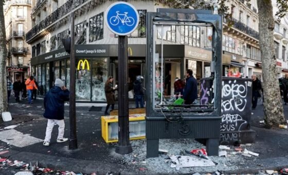 فرنسا تواجه تداعيات أسوأ اضطرابات تشهدها منذ سنوات! (Reuters)