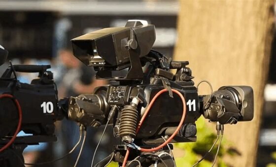 بعد مشادة.. رجل يحاول دهس مراسل أثناء التصوير بشكل خطير!