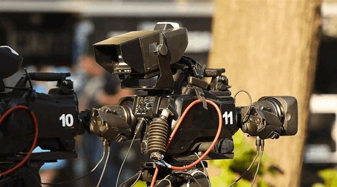 بعد مشادة.. رجل يحاول دهس مراسل أثناء التصوير بشكل خطير!
