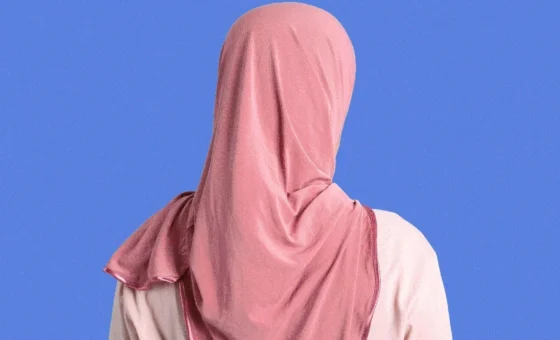 حجاب المرأة المسلمة يُنزع من صورتها بكبسة زر!