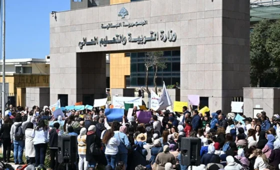 اعتصام لرابطة الاساتذة المتعاقدين رداً على قرار وزيرة التربية اللبنانية دمج الصفوف في المدارس الرسمية