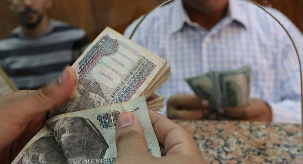 رسم توضيحي عن تراجع الجنيه المصري أمام الدولار الأميركي