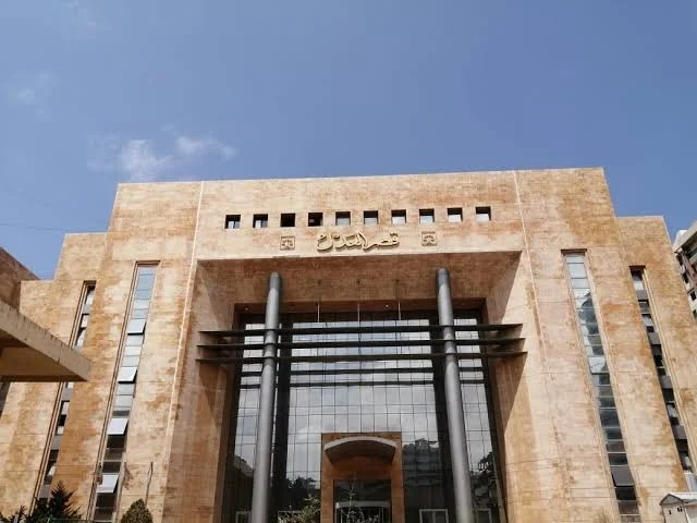 من المحاكمة إلى الفوضى… ماذا حصل في قاعة محكمة الجنايات في طرابلس؟