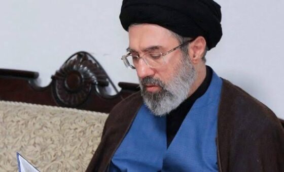 السيد مجتبى الخامنئي كان حاضرا في مراسم تدفين جثمان القائد الشهيد