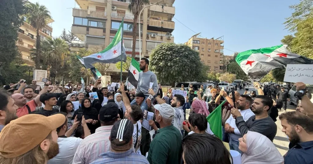 صورة مرتبطة بالوقفات الاحتجاجية في سوريا والتضامن مع سكان القنيطرة ودرعا
