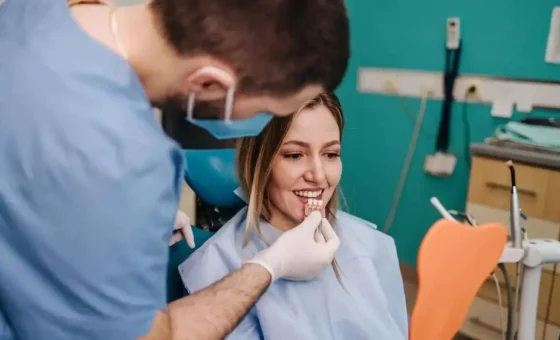 لماذا تستمر التهابات زراعات الأسنان رغم استخدام المضادات الحيوية؟